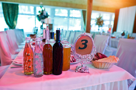 Guests wedding table with sign of number 3 mirror plateの写真素材