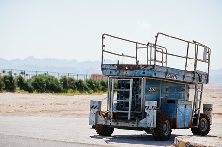 Hurghada, Egypt -20 August 2016: JLG 500RTS Sizzor Scissor lift carのeditorial素材