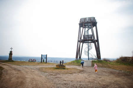 Kids running to wooden observation tower.