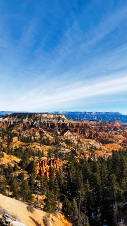 Wide Utah canyon landscape with hoodoos, red rocks, pines, and a clear blue sky. Bryce Canyon National Parkの写真素材