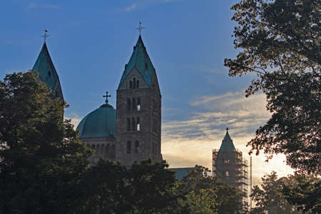 Dom zu Speyer im Abendlichtのeditorial素材