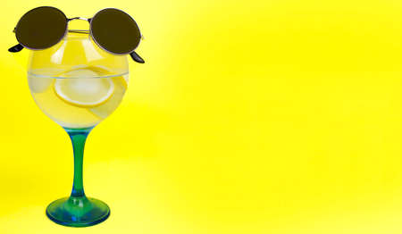 Tropical Cocktails gin tonic with slices of lemon and round vintage sunglasses. Space for text. Bannerの写真素材