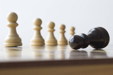 wooden chess pieces on the board during the gameの写真素材