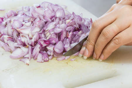 hand woman chopping shallotsの写真素材