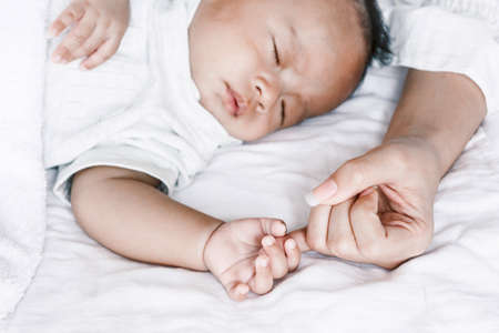 Baby hand in hand motherの写真素材