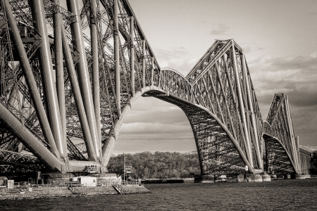 A shot of the Forth Rail bridge on a Sunny day in Scotlandの写真素材