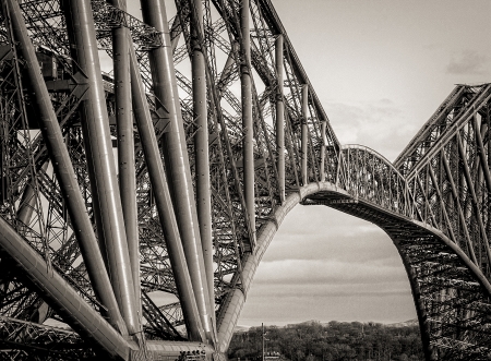 A shot of the Forth Rail bridge on a Sunny day in Scotlandの写真素材