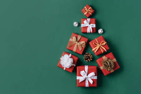 Gift boxes with white and brown bows on a green backdrop.の写真素材
