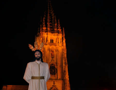 OVIEDO, SPAIN - MARCH 30: Traditional Holy Week procession in March 30, 2015 in Oviedo, Spain. Procession of Prendimiento with the Christ of the sentence.のeditorial素材