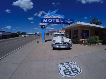 TUCUMCARI, NEW MEXICO - JULY 21: Blue Swallow Motel on Historic Route 66 on July 21, 2017 in Tucumcari, New Mexico. This building is listed on the National Register of Historic Places in New Mexico as part of historic US Route 66.のeditorial素材