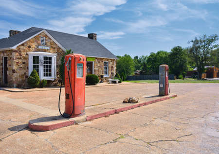 Cuba, Missouri, Usa -July 18, 2017: Old rusty gas pump station in Cuba, Missouri. Historic route 66 highway.のeditorial素材
