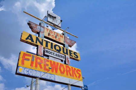 Rolla, Missouri - July 18, 2017: Totem Pole Trading Post sign in Rolla, MO. Operating since 1933 on old Route 66.  Martin Springs Drive has been in business since 1933.のeditorial素材