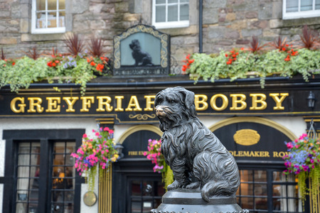 The statue of the dog Greyfriars Bobby in front of the pub in Edinburghのeditorial素材