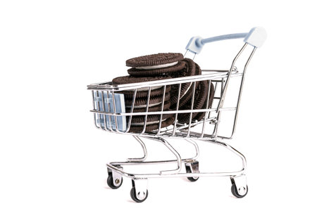 Shopping cart with shocolate cookies. Online shoppingの写真素材