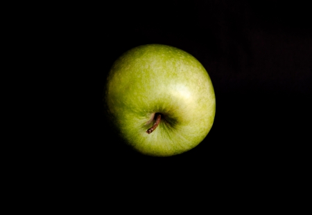 green apple isolate in black backgroundの写真素材