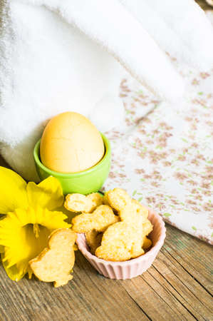 Rustic easter holiday concept with easter bunny and eggs