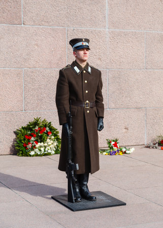 A soldier of the Latvian National Armed Forces guards the Freedom Monument in Riga.  The monument honours soldiers killed in the Latvian War of Independence.のeditorial素材