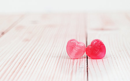 Two candy hearts on wood plate , valentine day concept.の写真素材