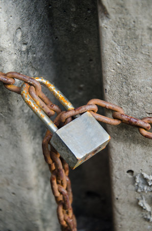 lock and chain of pole
