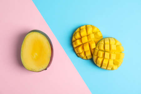 Cut tropical ripe mango on color background, top viewの写真素材
