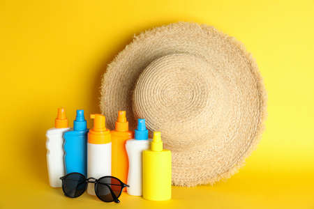 Summer vacation accessories on color background, space for text. Safe tanの写真素材