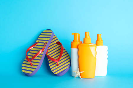 Summer vacation accessories on color background, space for text. Safe tanの写真素材