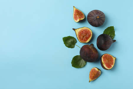 Fresh fig fruits and slices on blue background, top viewの写真素材