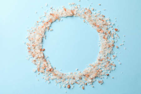 Pink himalayan salt on blue background, space for textの写真素材