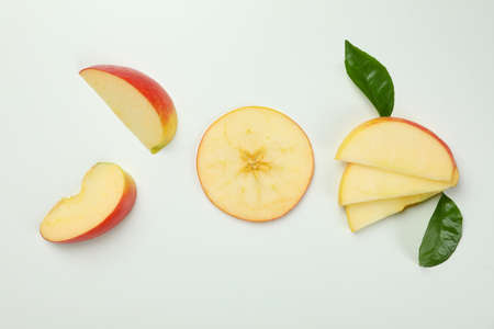 Ripe apple slices on white background, top viewの写真素材
