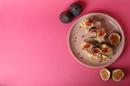 Plate with bruschetta with fig on pink backgroundの写真素材