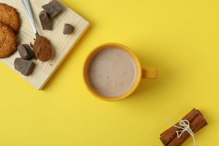 Concept of tasty drink with cocoa on yellow backgroundの写真素材