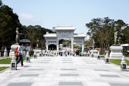 Mar 22, 2012 - Lantau Island, Hong Kong. A front gateway of Po Lin Monastery, one of the most famous travel destinations in Hong Kong which 34 meters tall from seaのeditorial素材