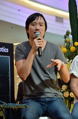 BANGKOK, THAILAND - AUG 22  Arthit Aussarat be a guest speaker on topic  Home made video  at Nikon Day 2013 on 22 August at 1st floor Fashion Hall Siam Paragon, Bangkok, Thailandのeditorial素材