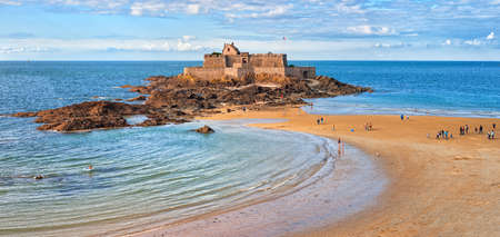 Atlantic beach beneath the medieval National Fort on Petite Be island on English Channel, Saint Malo, Brittany, Franceの写真素材