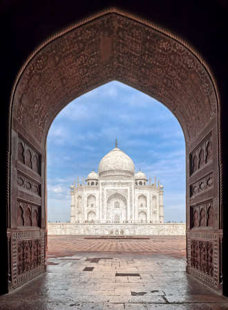 View of Taj Mahal masoleum through a gate arch, Agra, Indiaのeditorial素材