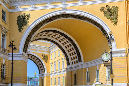 View through the arches of General Staff building to Winter Palace, St Petersburg, Russiaのeditorial素材