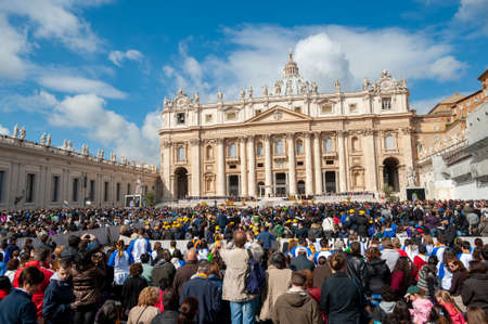 Rome, Italy - April 04: Prayers gathered in front of St Peter' Basilica in Vatican City for the audience with His Holiness Pope Francis I, Vatican, on April 04, 2013のeditorial素材