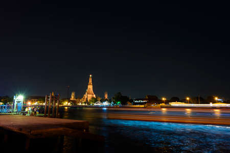 Wat Arun Ratchawararam Ratchawaramahawihan or Wat Arun (Temple of Dawn), Bangkok, Thailandの写真素材