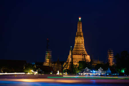 Wat Arun Ratchawararam Ratchawaramahawihan or Wat Arun (Temple of Dawn), Bangkok, Thailandの写真素材