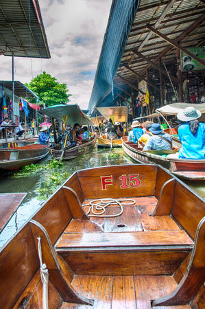 RATCHABURI THAILAND  JUNE 192015: People visit Damnoen Saduak floating market. around a 100kms southwest of Bangkok Damnoen Saduak Floating Market is one of the most attractive destinations to tourists to Ratchaburi Every morning there are hundreds of locのeditorial素材