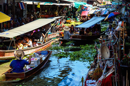 RATCHABURI THAILAND  JUNE 192015: People visit Damnoen Saduak floating market. around a 100kms southwest of Bangkok Damnoen Saduak Floating Market is one of the most attractive destinations to tourists to Ratchaburi Every morning there are hundreds of locのeditorial素材