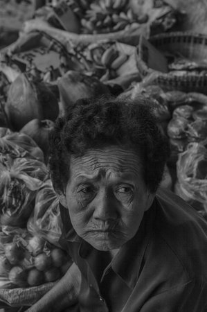 RATCHABURI THAILAND  JUN 19: A woman makes Thai food at Damnoen Saduak floating market on June 19 2015 in Ratchaburi Thailand. Its popular for traditional style Thai food and old Thai culture.のeditorial素材