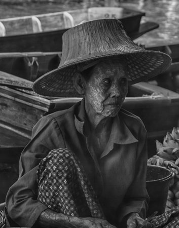 RATCHABURI THAILAND  JUN 19: A woman makes Thai food at Damnoen Saduak floating market on June 19 2015 in Ratchaburi Thailand. Its popular for traditional style Thai food and old Thai culture.のeditorial素材