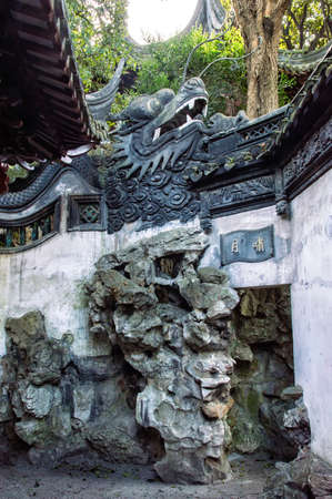 Dragon in the Yu Yuan Garden, Shanghai. The garden is a classical Chinese garden, built during the reign of Ming Emperor Jiajing (1559).の素材 [FY31051591687]