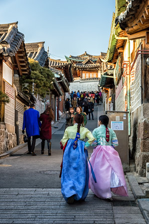 Seoul, South Korea - February 6, 2016: Bukchon Hanok Village is a Korean traditional village, The traditional village is composed of lots of alleys, hanok and is preserved to show a 600-year-old urban environment. Now it is used as a traditional culture cのeditorial素材