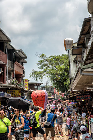 PingXi, Taiwan - Juli 24, 2016: People decorating and releasing their paper lanterns in PingXi. The lanterns are made with rice paper on a bamboo frame. People in PingXi believe that by writing your wishes on the lantern and release it to the sky, all youのeditorial素材