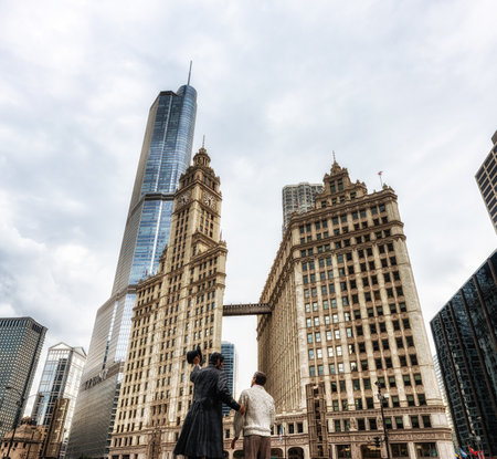 Abraham Lincoln statue in Chicago with the Wrigley and Trump Tower Buildingsのeditorial素材