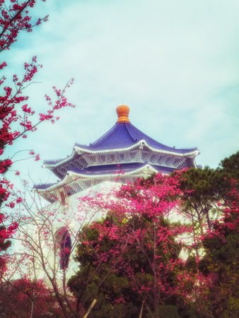 Chiang kai shek memorial hall in taiwan with nice sakura flowerのeditorial素材