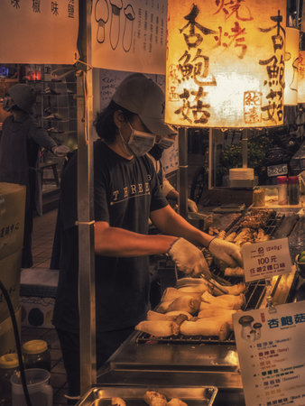 A Man cooking street food in Taiwan night marketのeditorial素材