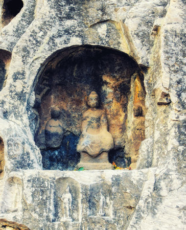 Luoyang, Hernan, China - December 25 ,2017 : Carved Buddha images at Longmen Grottoes, Luoyang, Henanのeditorial素材